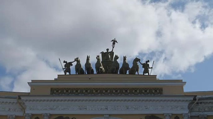 总参谋部拱门上的雕塑的延时-俄罗斯圣彼得堡