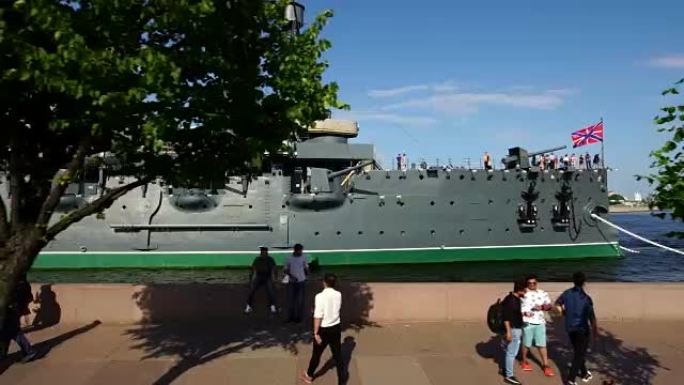多莉在俄罗斯圣彼得堡拍摄了标志性的极光战舰