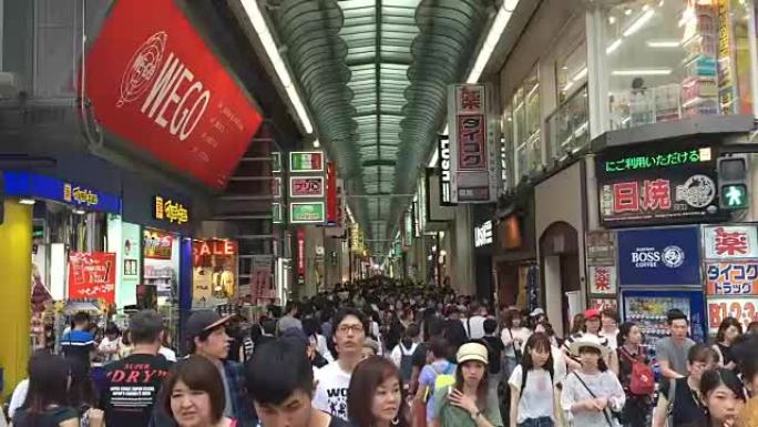 在大阪心斋桥散步的人们。