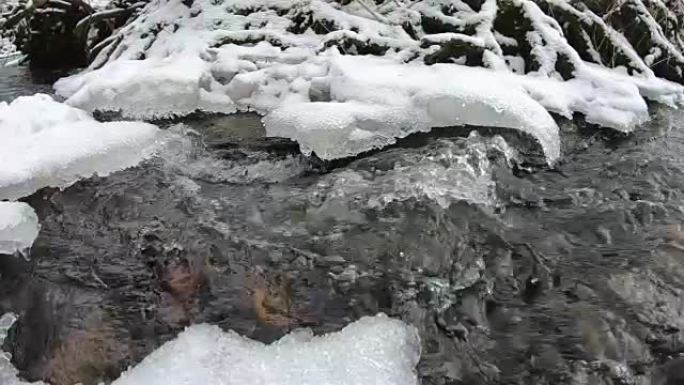 冰铃，冰雕，冰冷的溪流，慢动作，冷冻水，巴伐利亚自然公园小溪，4K