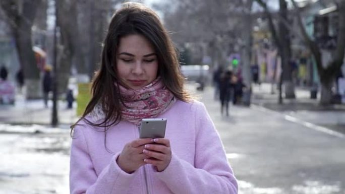 移动成瘾，好女孩使用智能手机在户外社交网络中进行交流