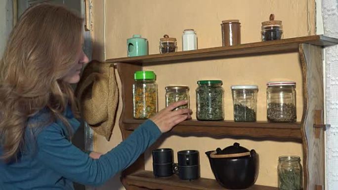 农夫妇女采摘草药为健康的天然凉茶。全高清