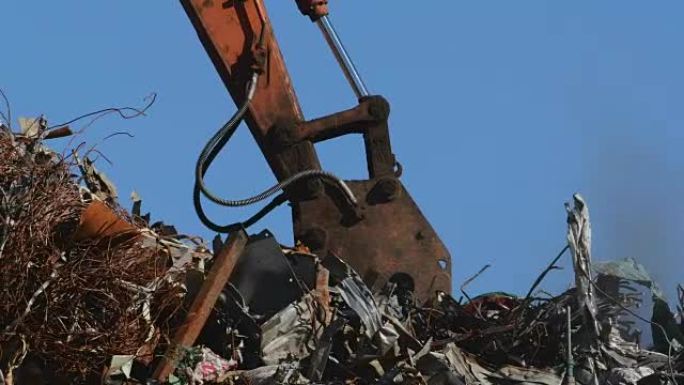 挖掘机抢夺工业废料