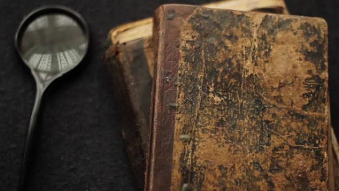 旧书、圣经和放大镜