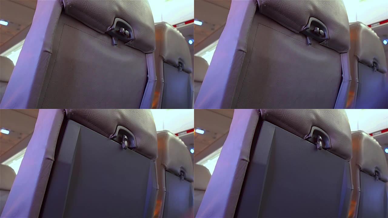 关闭单个机舱座椅桌。飞机内部