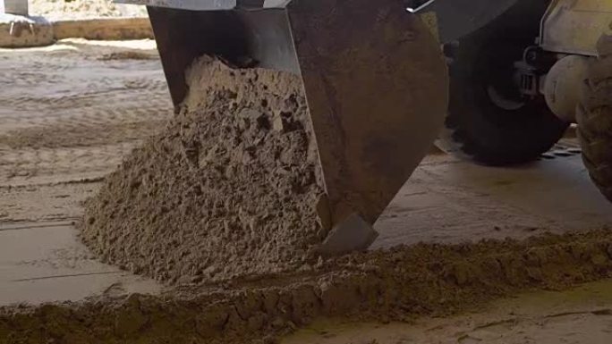 铲土机在施工现场工作和收集地面