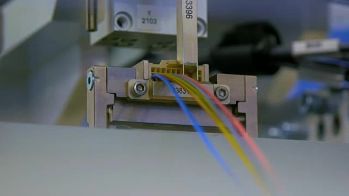 计算机电缆和连接器生产自动线的一部分