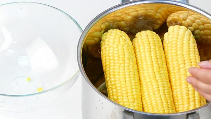 把玉米放在平底锅里