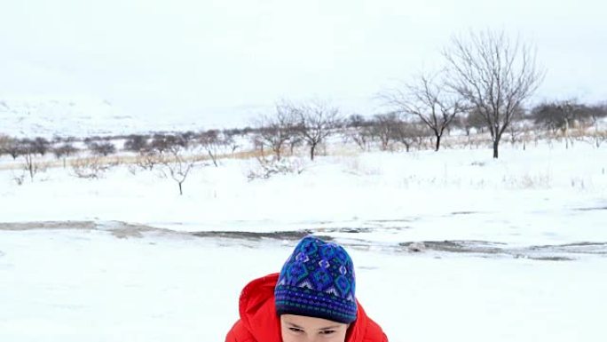 一个快乐的冬天男孩的肖像
