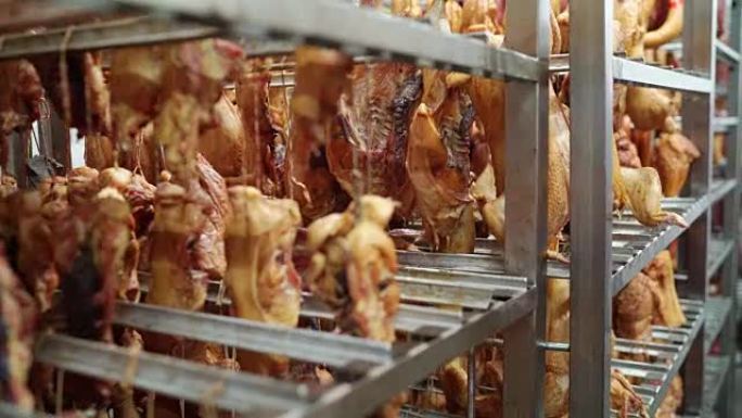 熏鸡挂在肉类加工厂储藏室的架子上