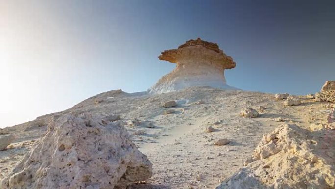 阳光明媚的一天多哈野生自然岩石全景4k延时卡塔尔