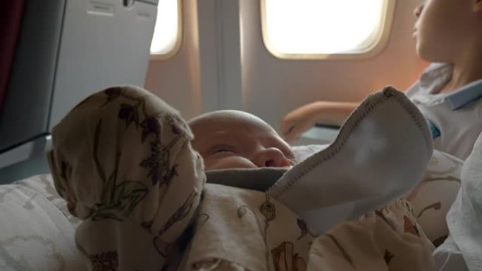 婴儿与家人乘飞机飞行，并在做好梦后醒来