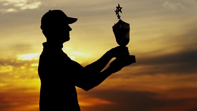 高尔夫锦标赛冠军奖杯的日落剪影