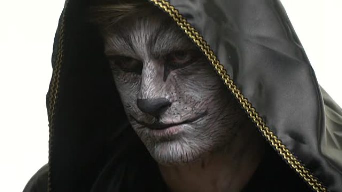 身体艺术浣熊在一个空白处看着他的朋友的男人脸上。动物化妆