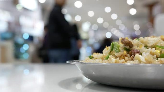 人们在购物中心内的美食广场区快速进食