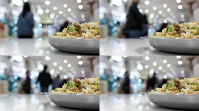 人们在购物中心内的美食广场区快速进食