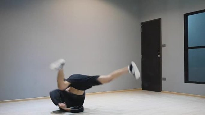 Breakdancer表演bboy移动风车桶