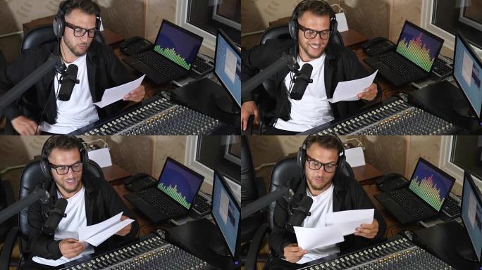 戴着眼镜和耳机的年轻人在收音机工作时将文字读入麦克风