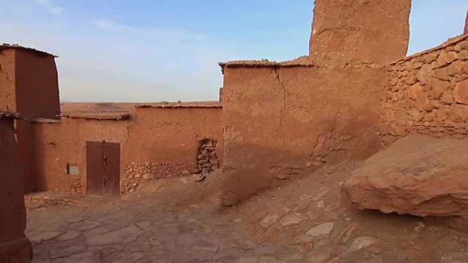 摩洛哥沙漠风景城市艾特-本-哈杜城堡散步的个人观点，电影《权力的游戏》中的外观