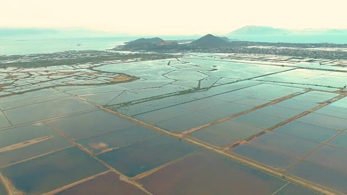 Hon Khoi盐场鸟瞰图，位于芽庄，在那里从越南Doc Let海滩的浅水区人工收获天然盐堆