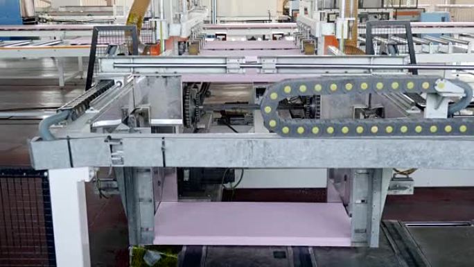 工业，工厂生产泡沫聚苯乙烯的自动设备