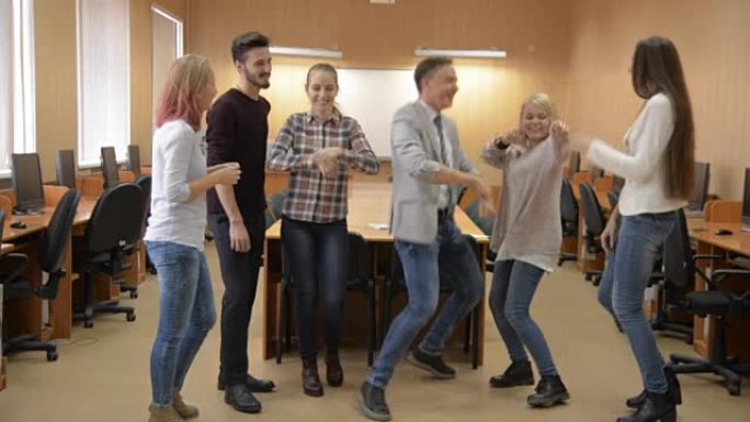一群年轻的成功人士在计算机室跳舞