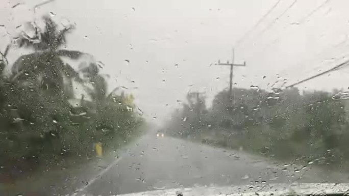 驶入大雨