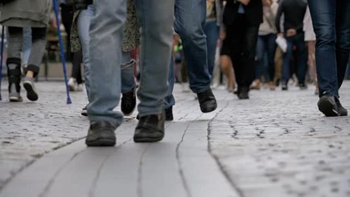 人群的脚在慢动作中走在街上