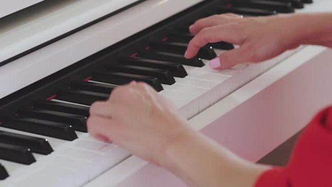 女人的手弹钢琴