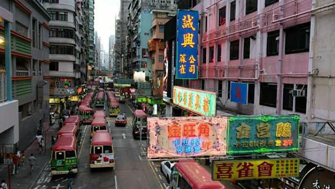 香港旺角区繁忙街道上的小型巴士