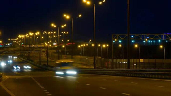高速公路交通车在夜间流逝。晚上在桥上行驶的汽车延时行驶。
