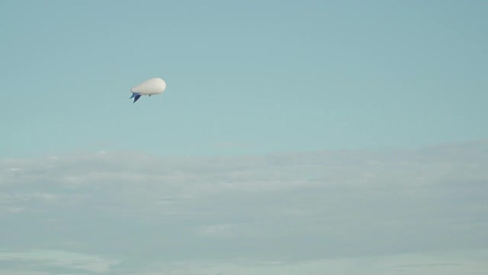 飞艇齐柏林飞船气体氦气漂浮在天空中的太阳背景在灰色的傍晚天空上观察环境并进行气象观测