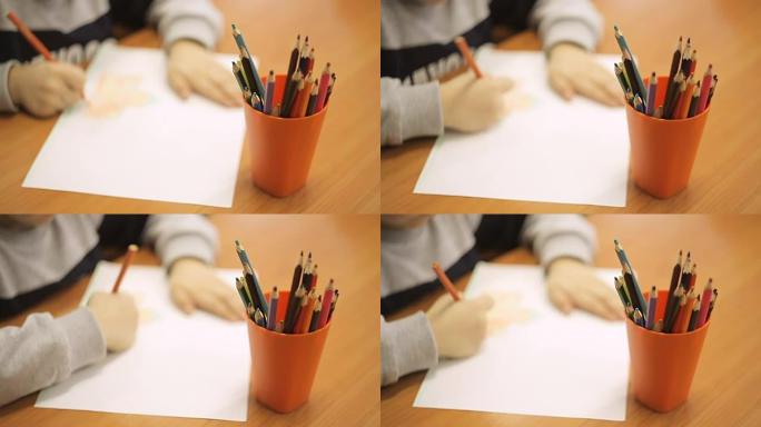 一个男孩用彩色铅笔画画