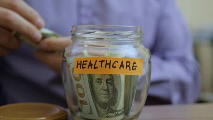 高加索人把一个玻璃罐放在抽屉里，把他的积蓄放在未来的医疗保健中