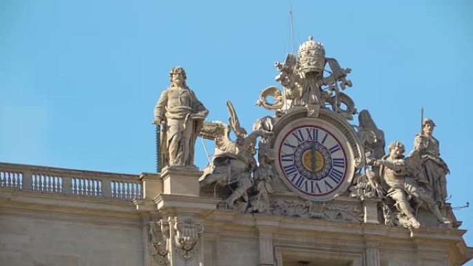 意大利梵蒂冈圣伯多禄大殿墙上的大钟