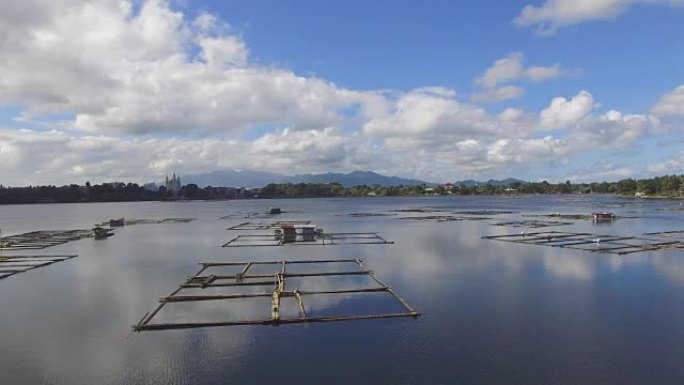 水产养殖利用桑帕洛克湖的潜力为国内消费提供食物。建在湖中央的棚户区和竹子结构，