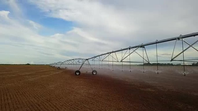 飞越枢轴农业灌溉用空中无人机拍摄。水系统田间灌溉