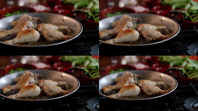 用青豆，豌豆和辣椒粉准备鸡肉海鲜饭