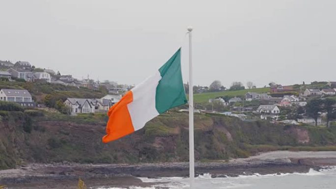 爱尔兰国旗挥舞 -- 旗杆上爱尔兰著名的三色国家标志织物