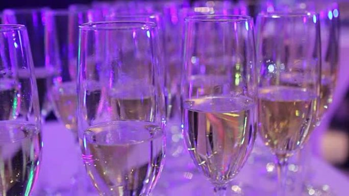 餐厅大厅自助餐桌上的带香槟的玻璃杯，餐厅里的shurshetny餐桌上的玻璃杯和香槟，景深浅