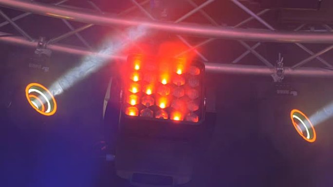 发光二极管舞台灯发出不同的颜色和旋转