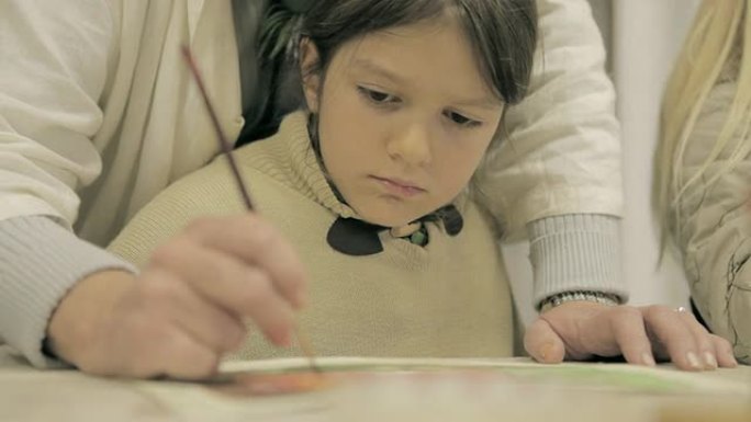 儿童活动视频-水彩课上的绘画。高清