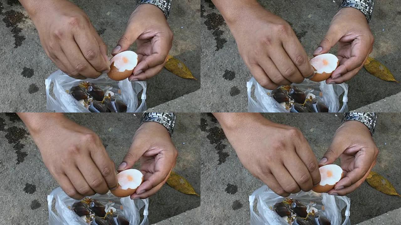 泰国男子在温泉煮沸后剥壳煮鸡蛋