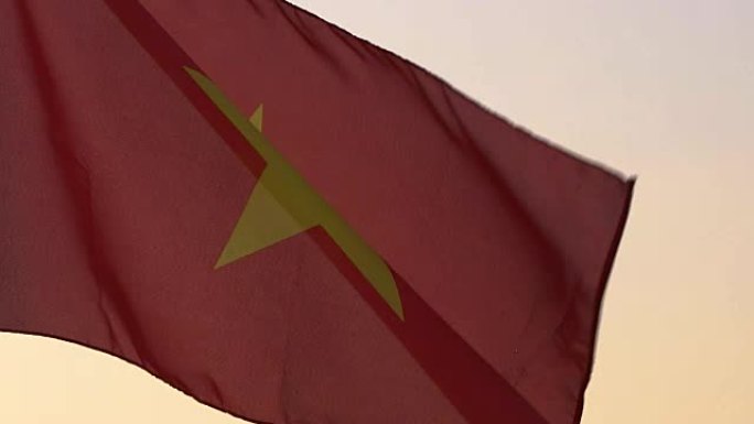 越南国旗在日落的天空上挥舞。