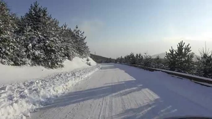 快速跑车在冬季雪道上行驶，上山
