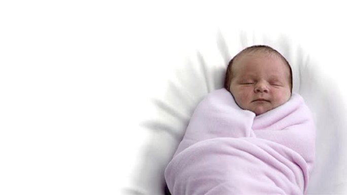一个婴儿都裹在粉红色的毯子里