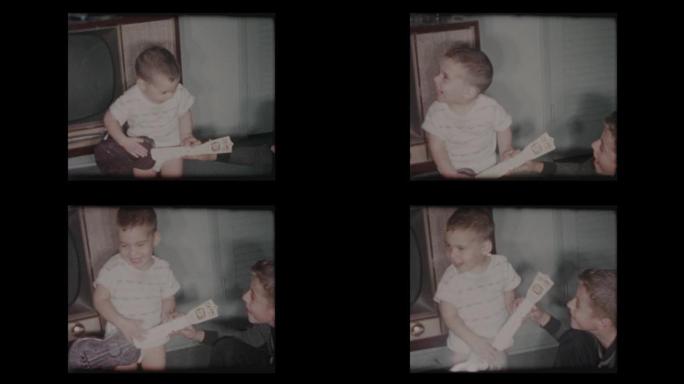 2岁小男孩玩玩具吉他