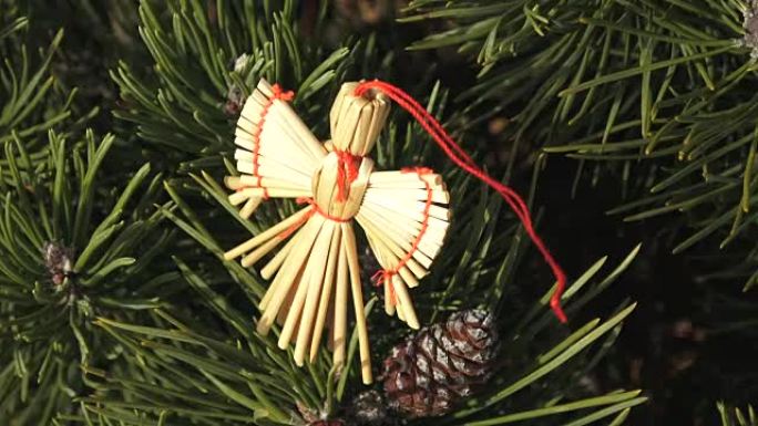 圣诞树上的稻草天使/圣诞天使，圣诞节时间。装饰圣诞树的天使的形象。