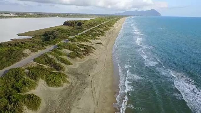 道路是通往山脉的沿海地区的汽车。航空勘测。慢动作