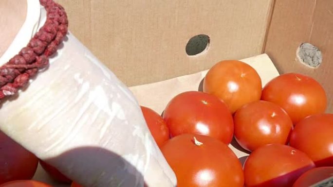 将新鲜的红色西红柿包装在盒子里